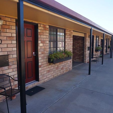 Miles Outback Motel Extérieur photo