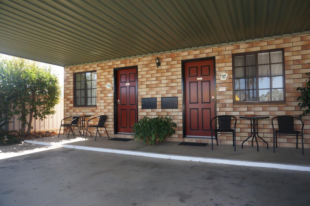 Miles Outback Motel Extérieur photo