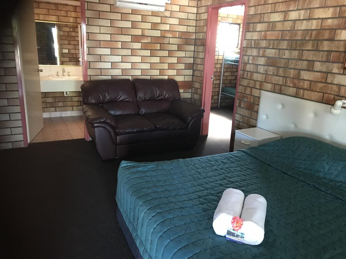 Miles Outback Motel Extérieur photo