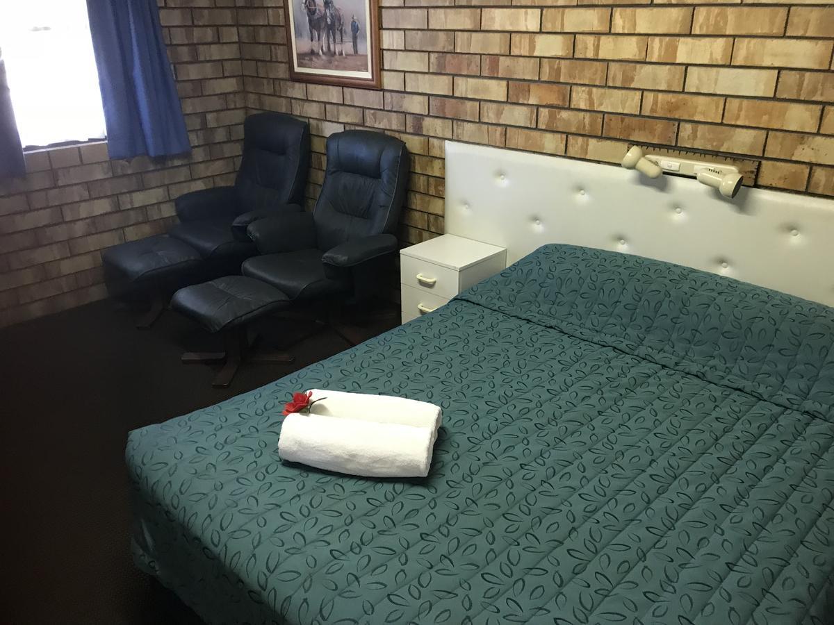 Miles Outback Motel Extérieur photo