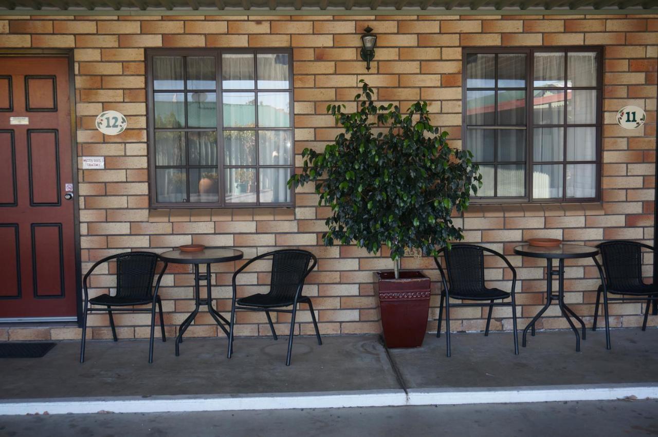 Miles Outback Motel Extérieur photo