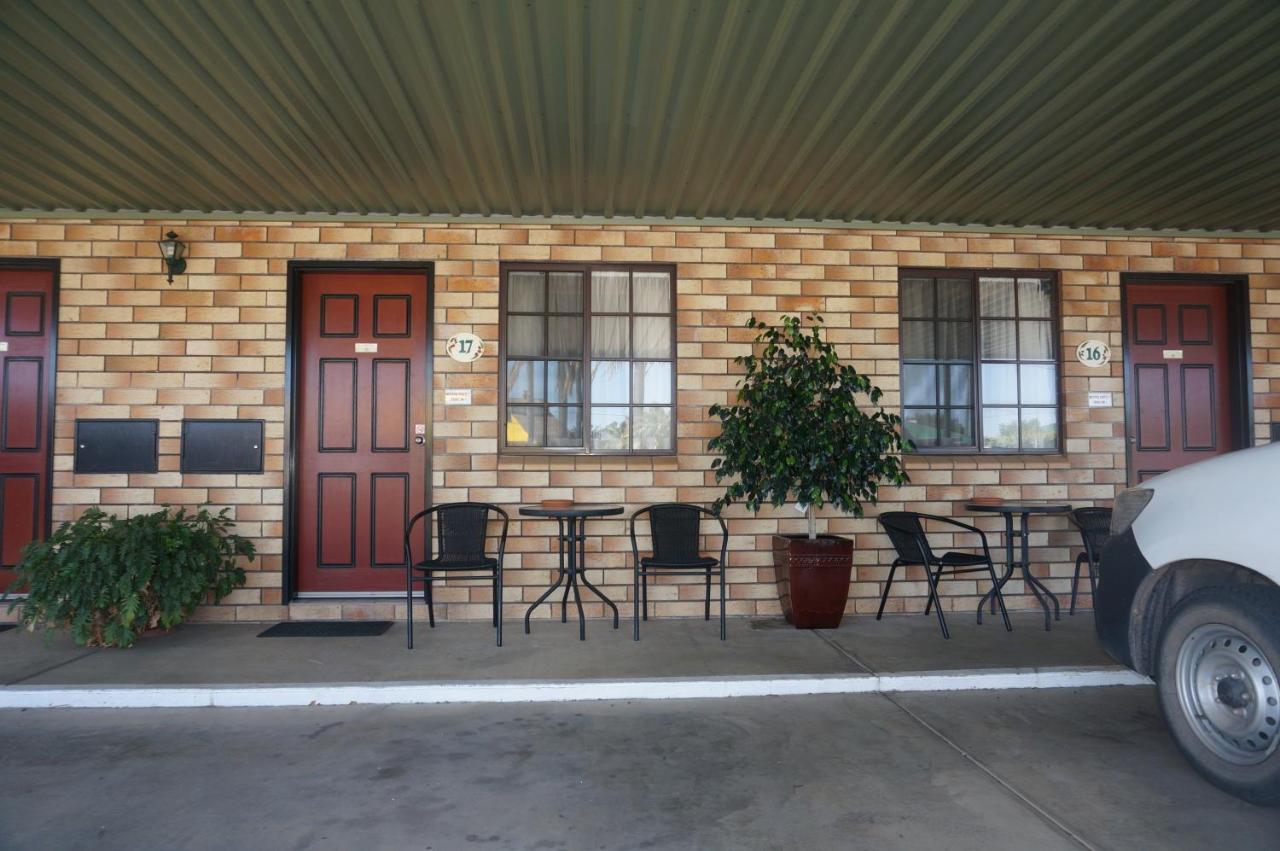 Miles Outback Motel Extérieur photo