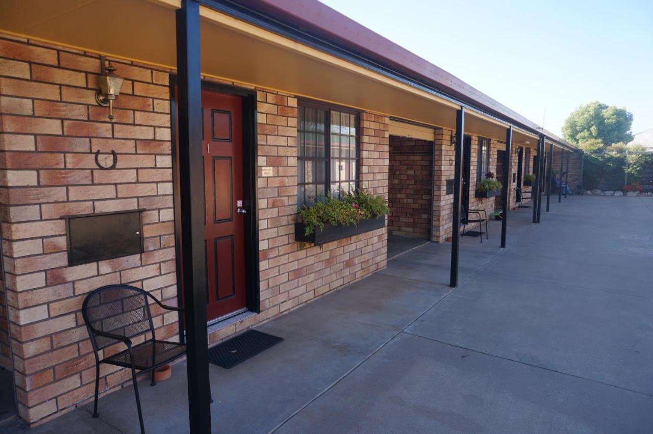 Miles Outback Motel Extérieur photo